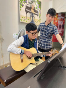 học guitar cho trẻ